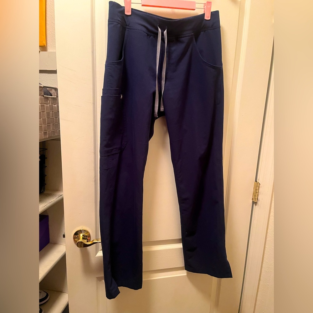 Figs navy blue scrub pants 
Size medium regular length 
In good condition!